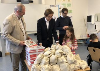 Spende für die Münchner Schachstiftung geht an die Grundschule am Schererplatz in Pasing