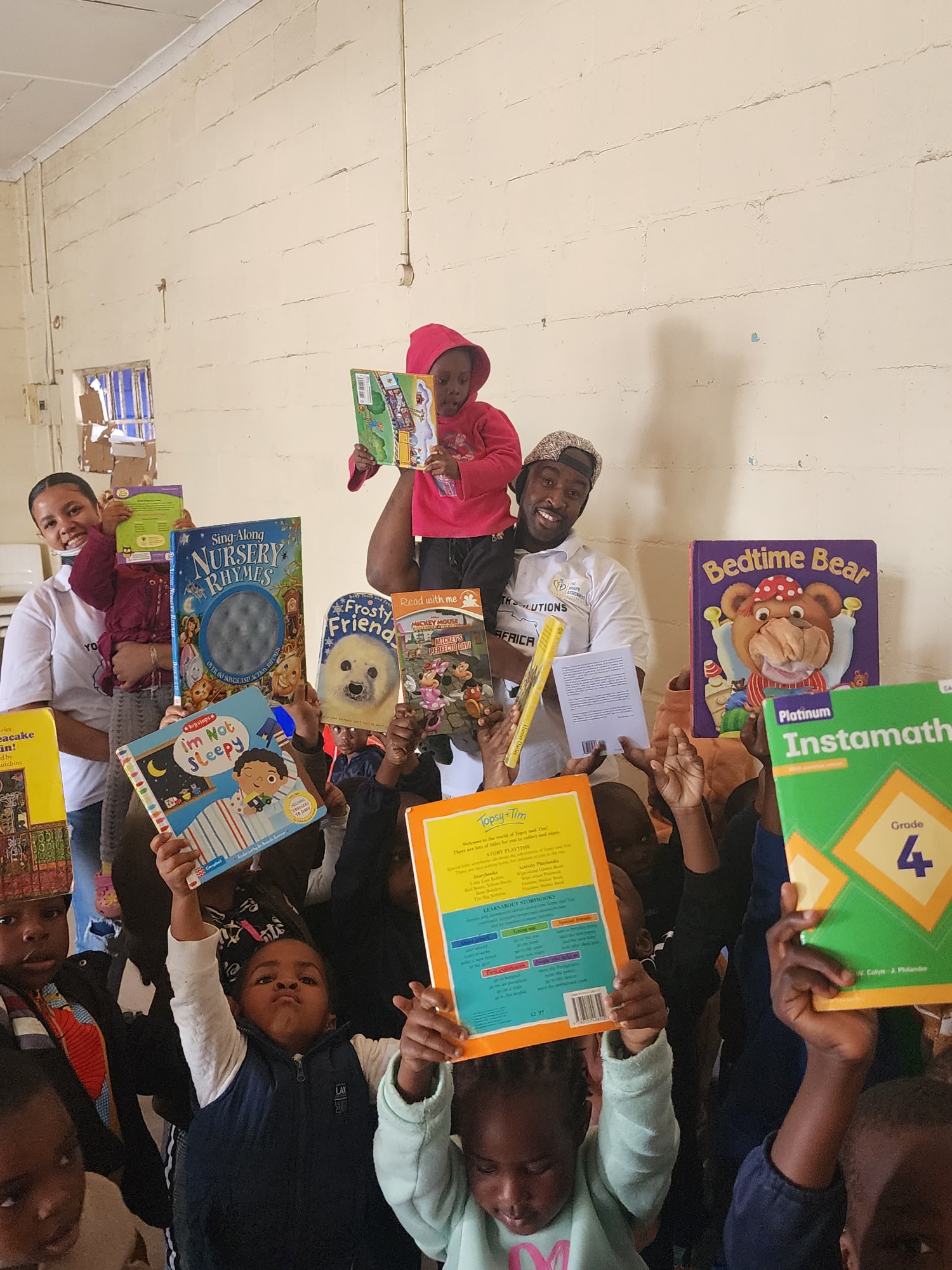 Kinder zeigen neue Schulbücher